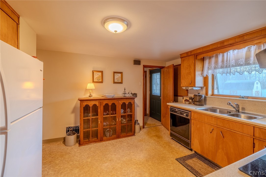6286 Fly Road De Witt, NY 13057 - Photo 7 of 38 Kitchen