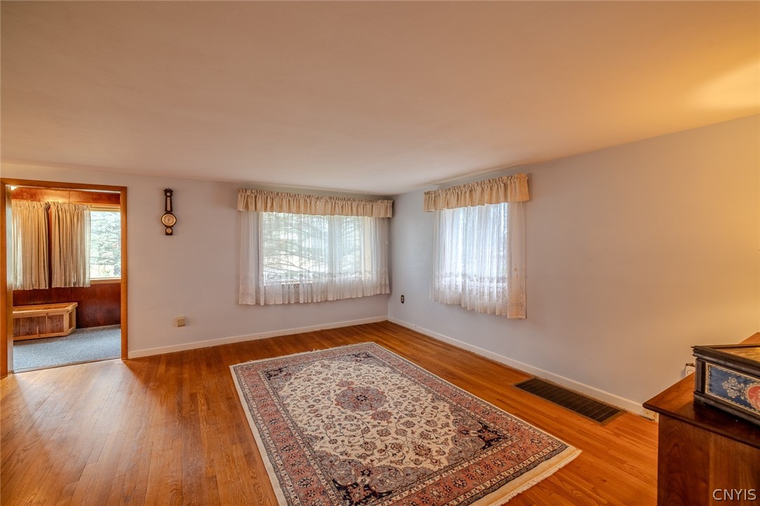 6286 Fly Road De Witt, NY 13057 - Photo 10 of 38 Living Room