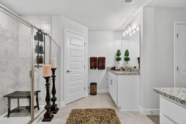 a view of house with garden