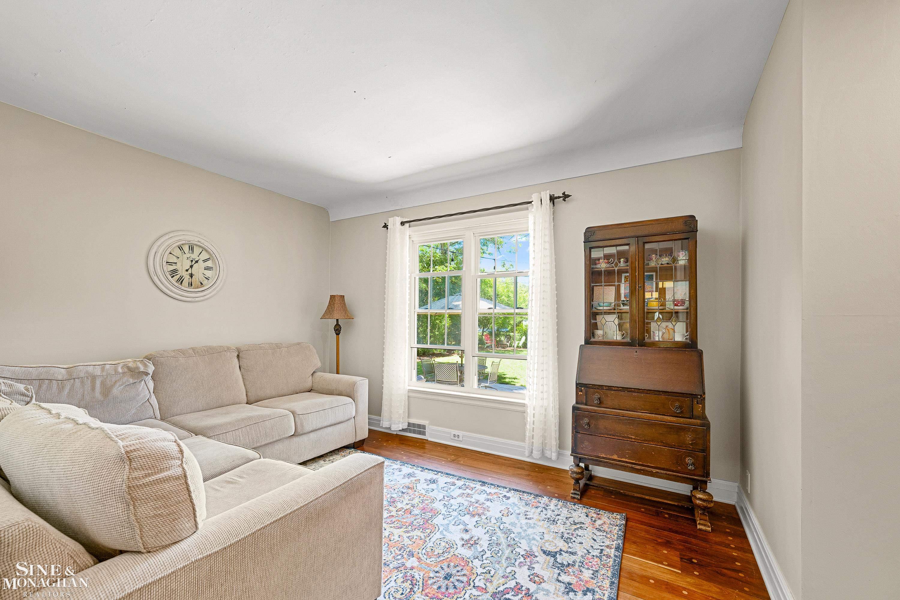 100 Roslyn Road Grosse Pointe, MI 48236 - Photo 12 of 55 50146078-dbf41fdd-973b-4d49-8bd1-fb9fe35d2771.JPG