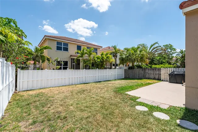 a view of a backyard