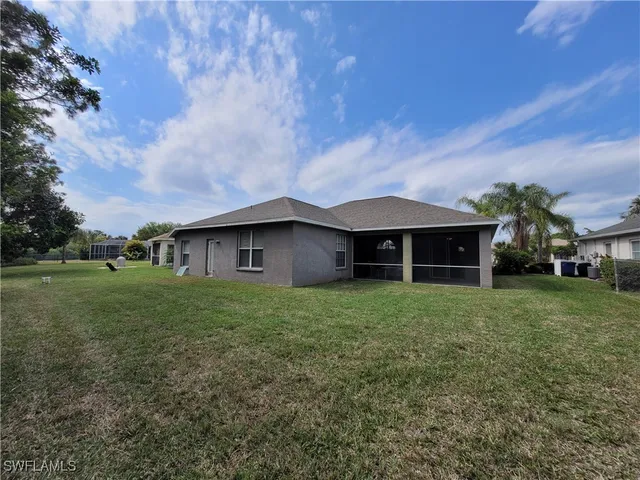 a view of a house with a yard
