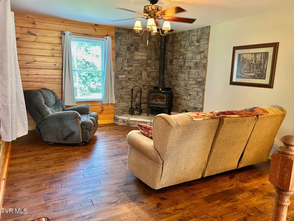 $449,900 | 21240 Locust Branch Road, Damascus, VA 24236