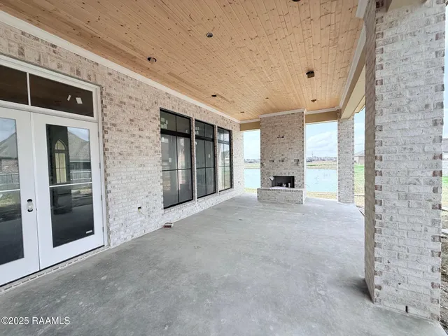 $999,700 | 214 Sabal Grv Lane, Youngsville, LA 70592