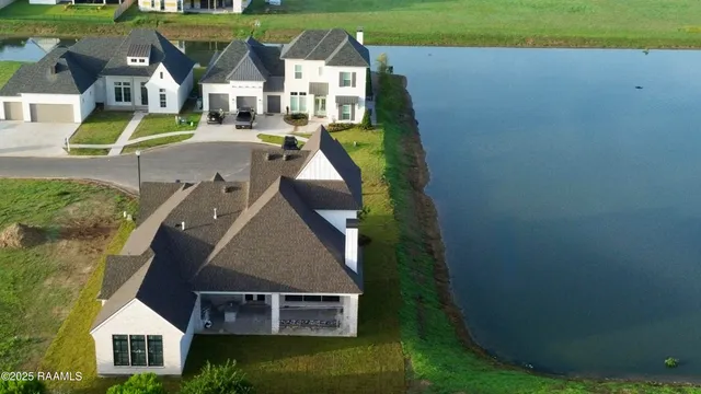 $999,700 | 214 Sabal Grv Lane, Youngsville, LA 70592