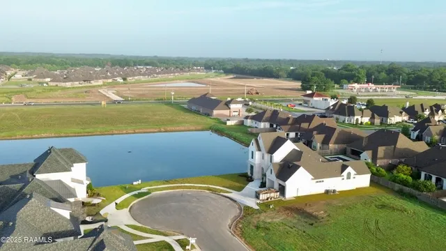 $999,700 | 214 Sabal Grv Lane, Youngsville, LA 70592