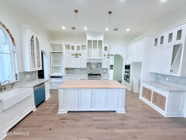 $999,700 | 214 Sabal Grv Lane, Youngsville, LA 70592