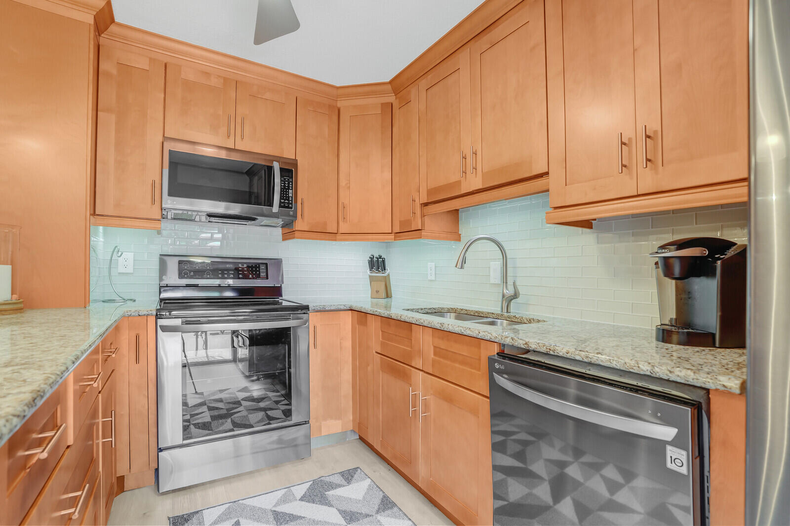 825 Center Street, Unit 14A Jupiter, FL 33458 - Photo 16 of 58 Kitchen