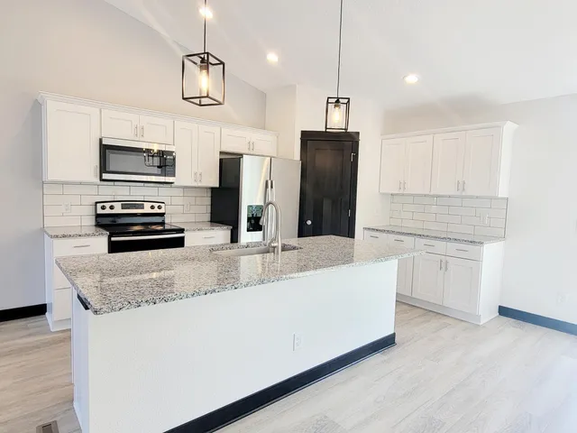 $349,900 | 705 Council Court, Ellendale, MN 56026