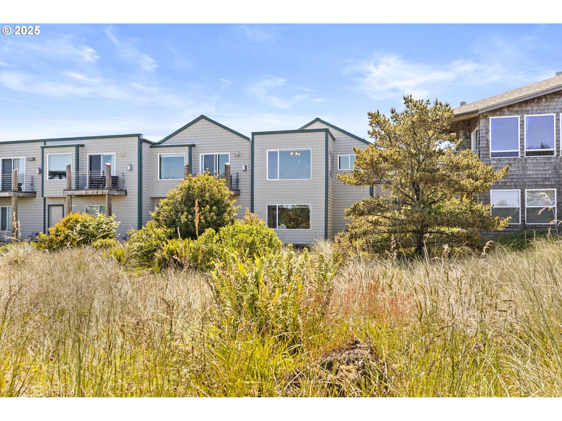238 Southwest 27th Street Newport, OR 97366 - Photo 1 of 34 a front view of a house with a yard