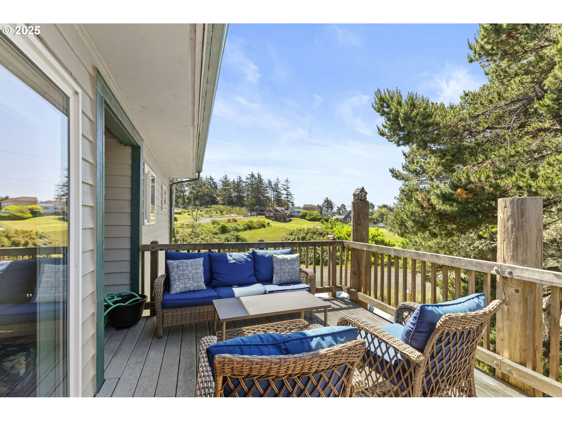 238 Southwest 27th Street Newport, OR 97366 - Photo 14 of 34 a view of a chairs and table in the balcony