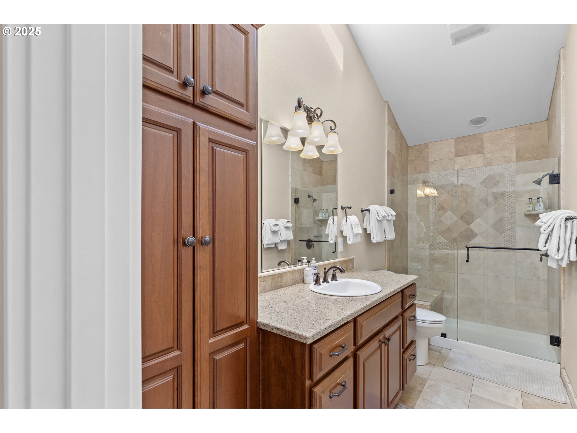 238 Southwest 27th Street Newport, OR 97366 - Photo 18 of 34 a bathroom with a sink mirror and shower