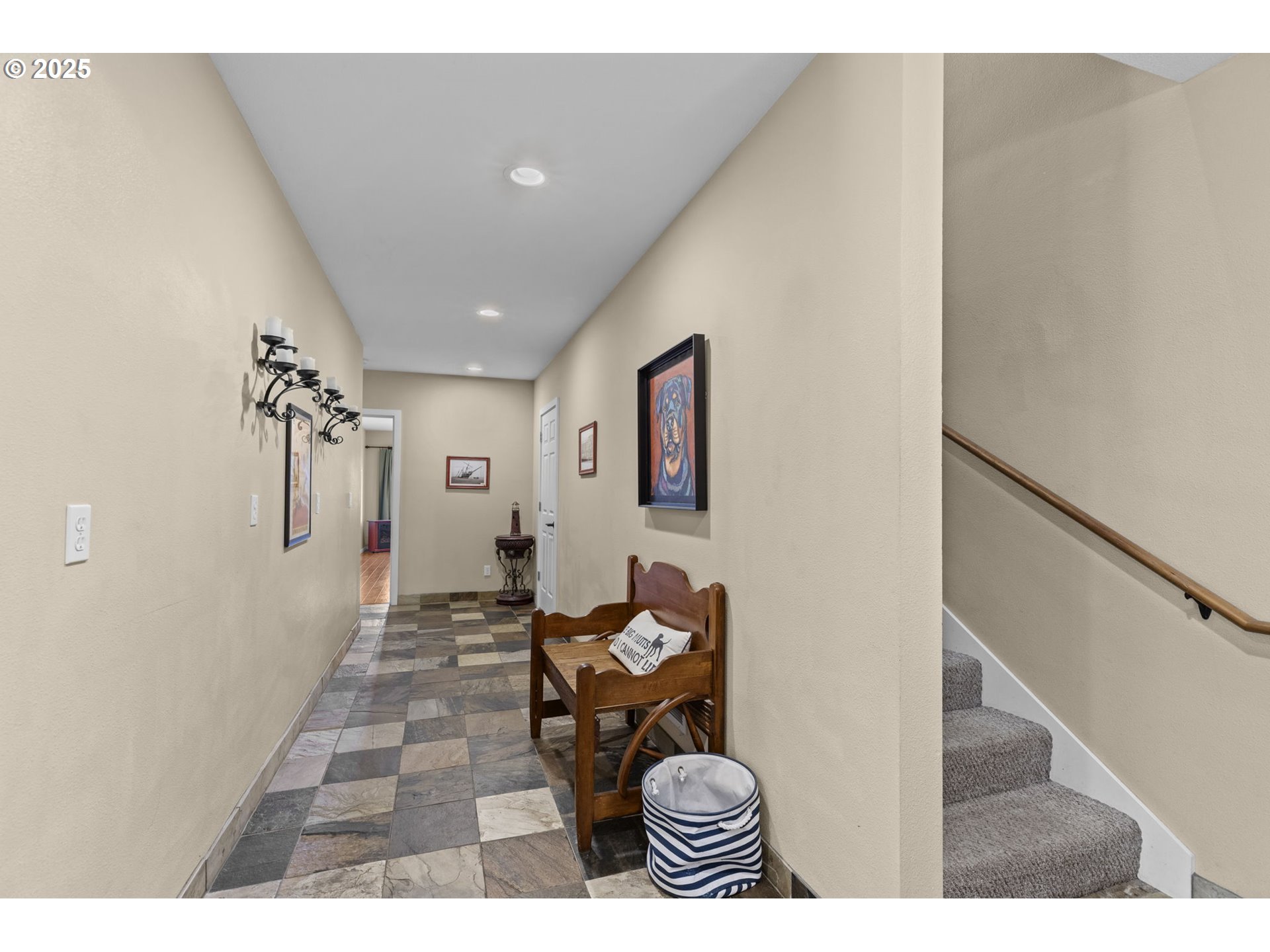 238 Southwest 27th Street Newport, OR 97366 - Photo 20 of 34 a living room with furniture