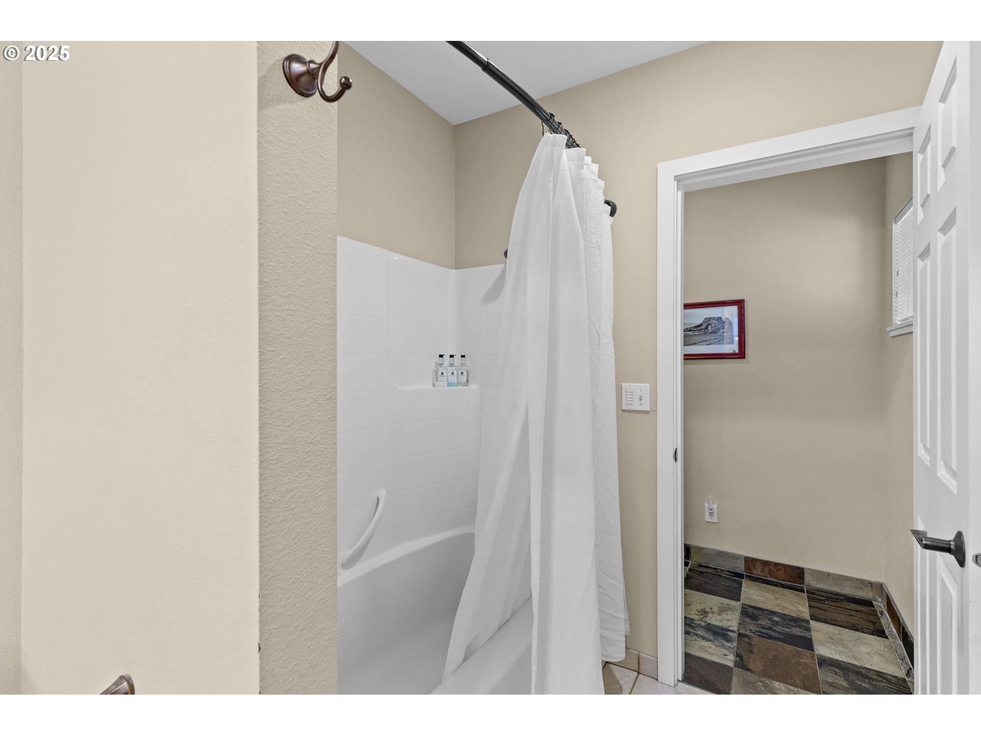 238 Southwest 27th Street Newport, OR 97366 - Photo 26 of 34 a bathroom with a shower and a sink