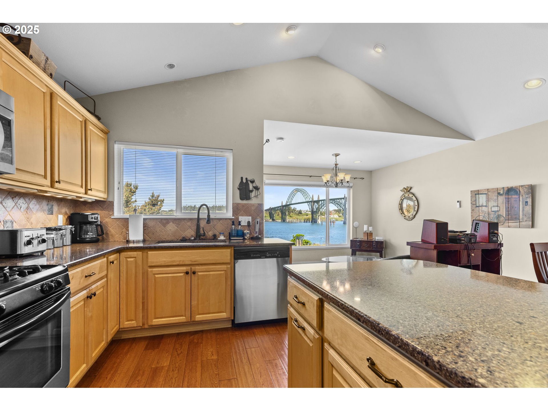 238 Southwest 27th Street Newport, OR 97366 - Photo 9 of 34 a kitchen with lots of counter top space