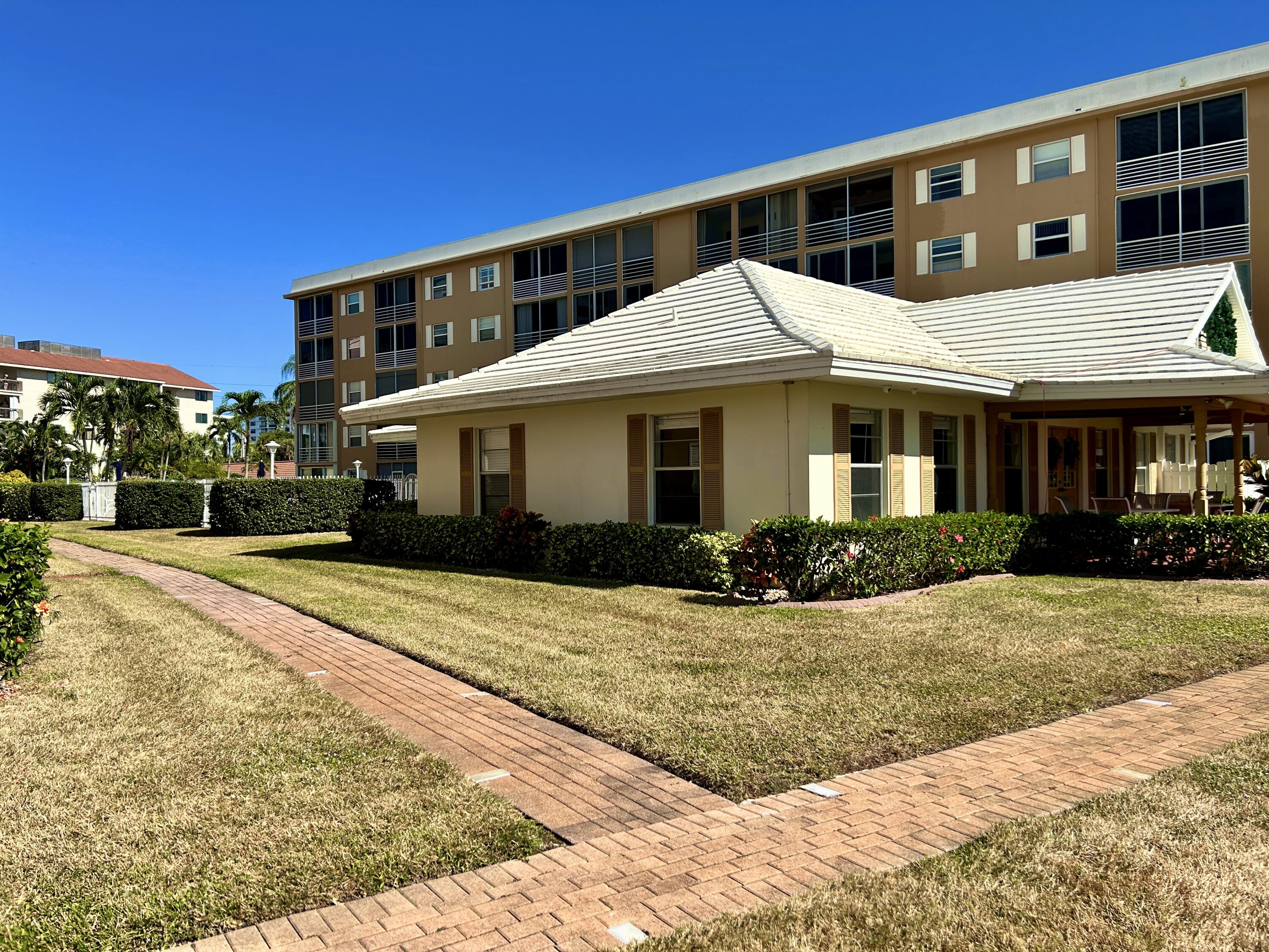 308 Golfview Road, Unit 104 North Palm Beach, FL 33408 - Photo 3 of 3 Community Center and Pool