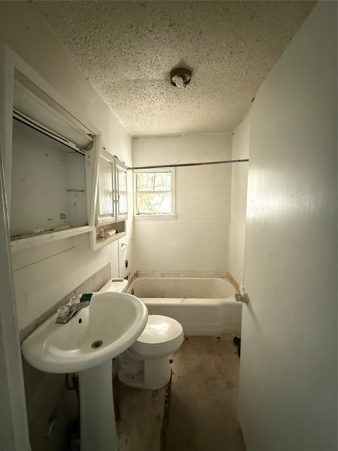 2478 Druid Street Houston, TX 77091 - Photo 25 of 29 a bathroom with a sink a toilet a mirror and bathtub