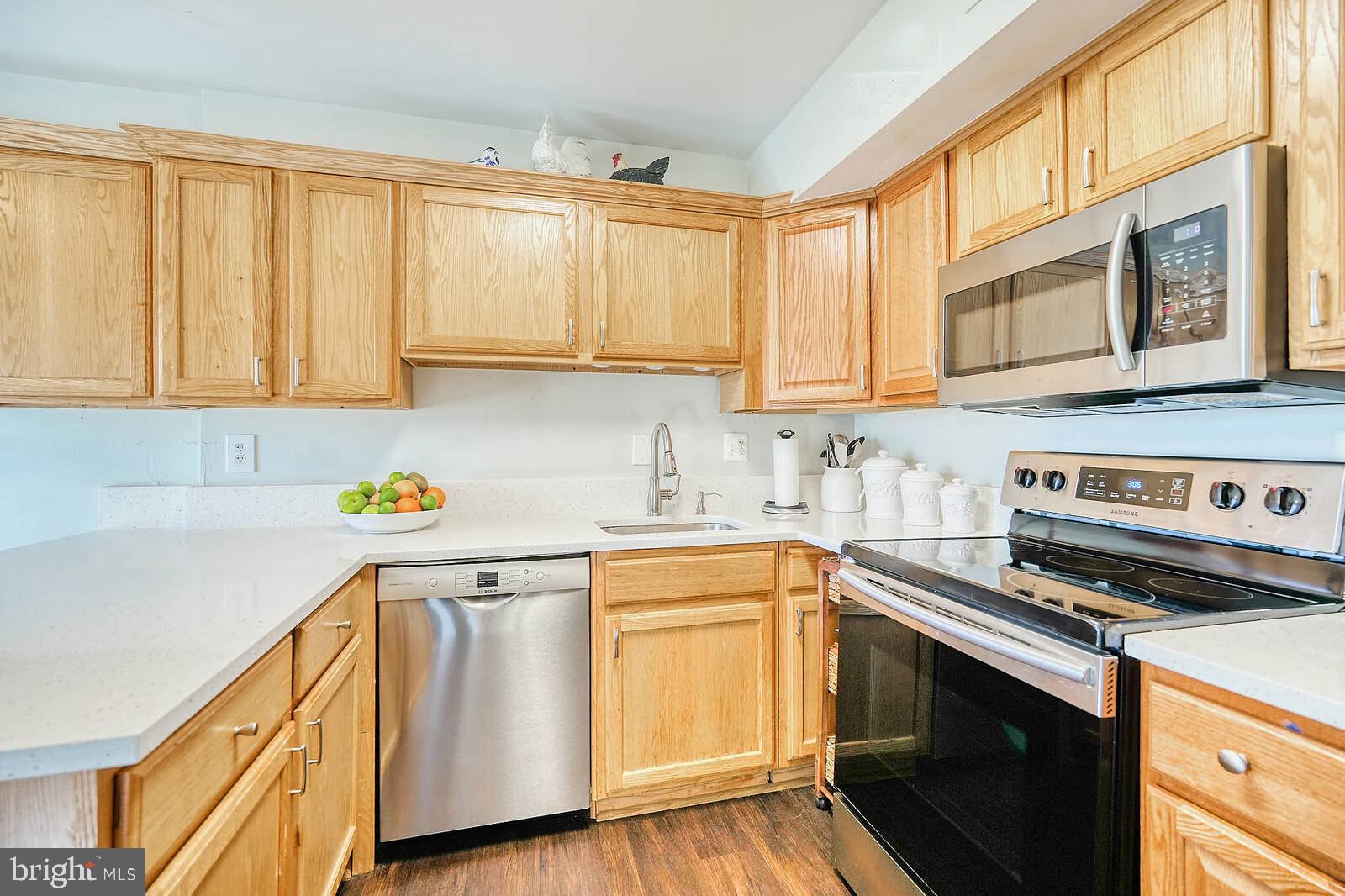7900 Bentley Village Drive, Unit 11B Springfield, VA 22152 - Photo 15 of 42 Kitchen with Marmol counterpots