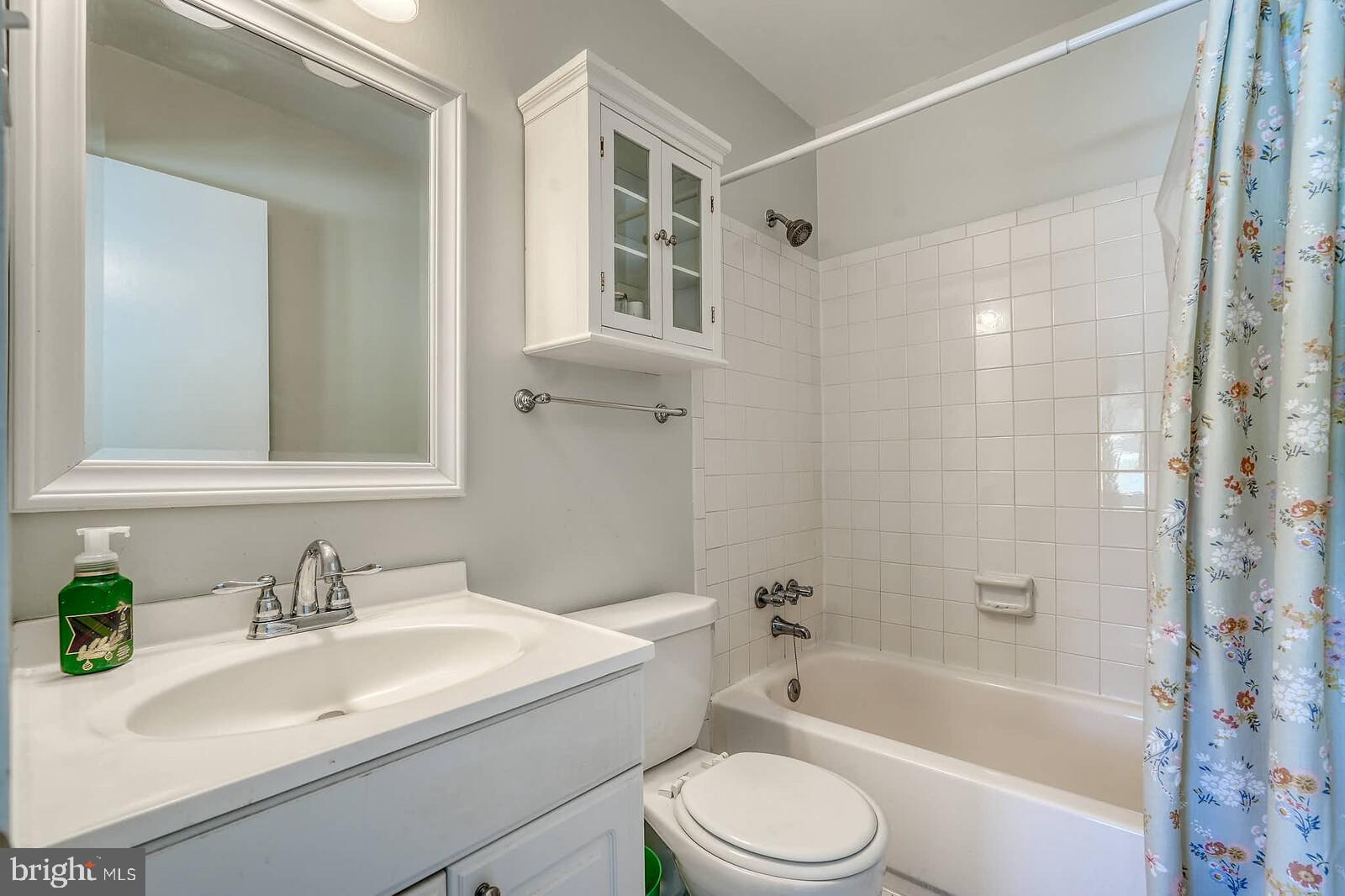 7900 Bentley Village Drive, Unit 11B Springfield, VA 22152 - Photo 36 of 42 Second full bathroom.