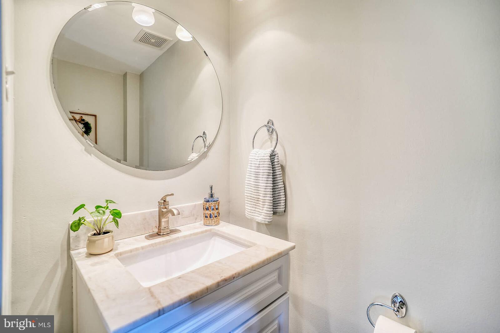 7900 Bentley Village Drive, Unit 11B Springfield, VA 22152 - Photo 37 of 42 Second full bathroom.