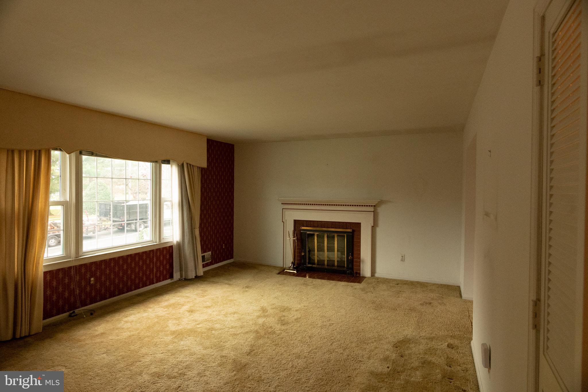 7601 Hayfield Road Alexandria, VA 22315 - Photo 3 of 35