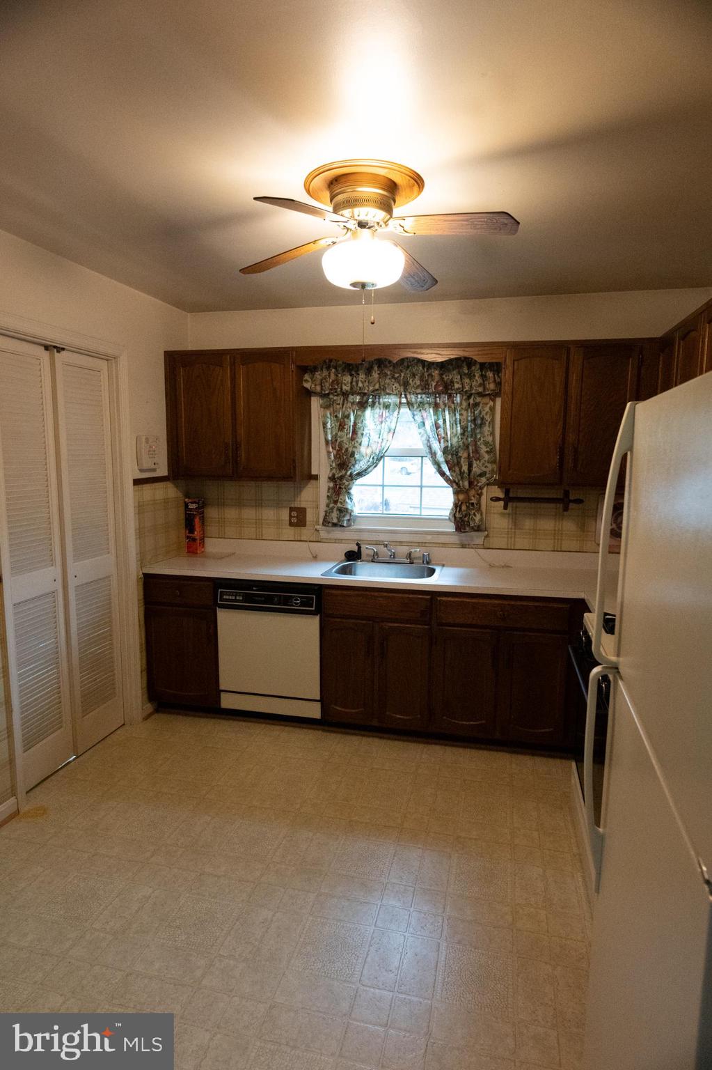 7601 Hayfield Road Alexandria, VA 22315 - Photo 7 of 35