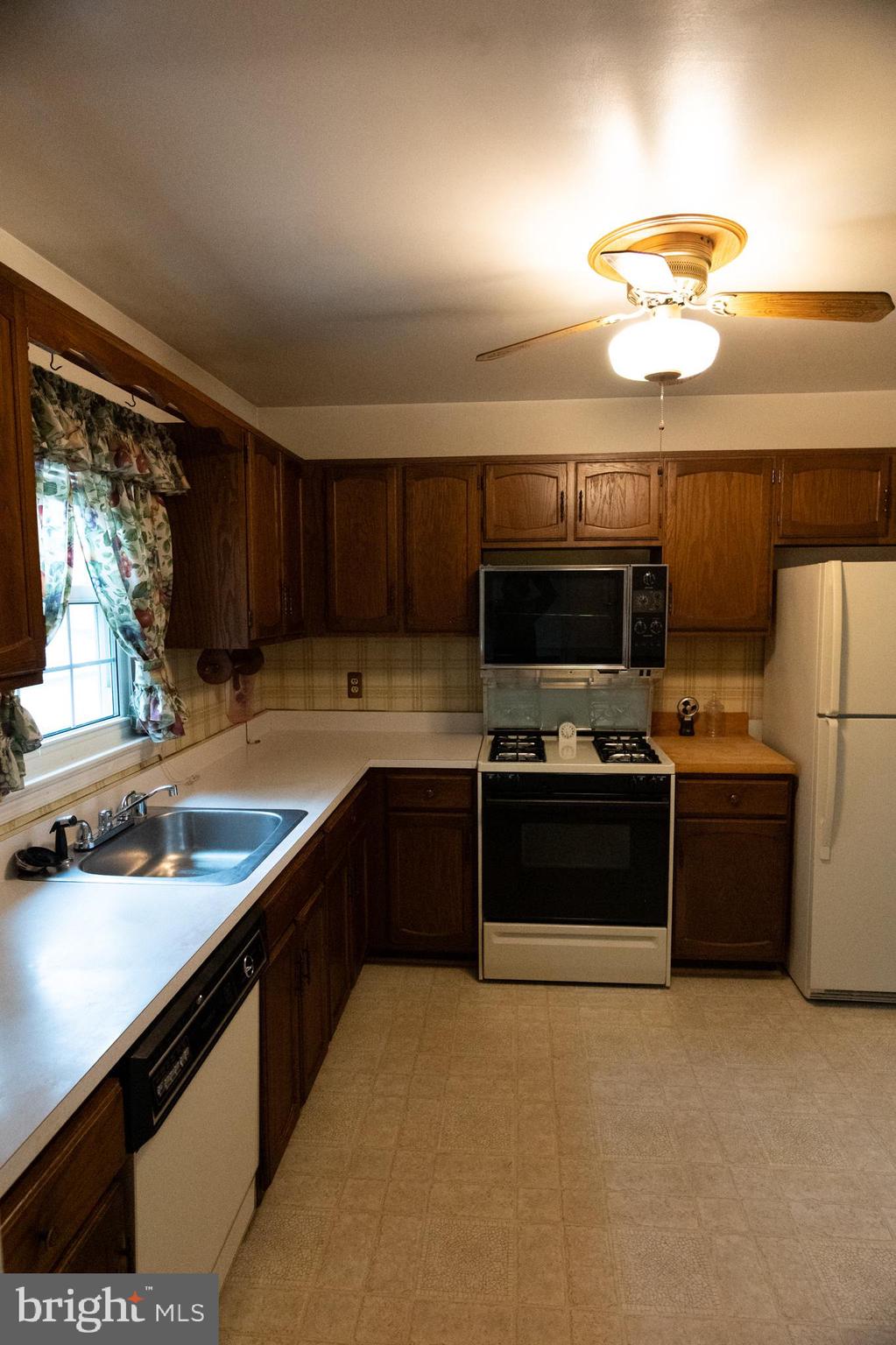 7601 Hayfield Road Alexandria, VA 22315 - Photo 8 of 35