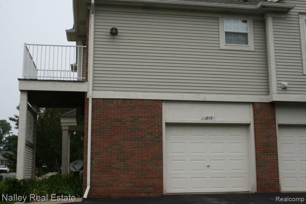 1812 Flagstone Circle Rochester, MI 48307 - Photo 2 of 17 IMG_2305.jpg