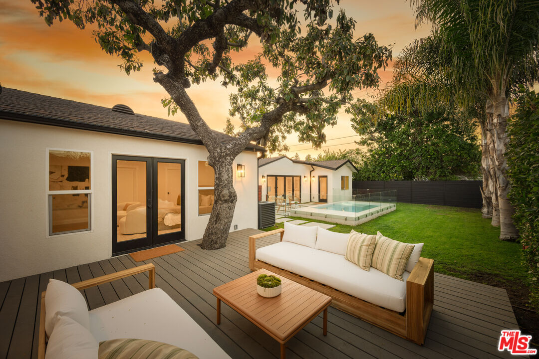 3953 South Victoria Avenue Los Angeles, CA 90008 - Photo 3 of 30