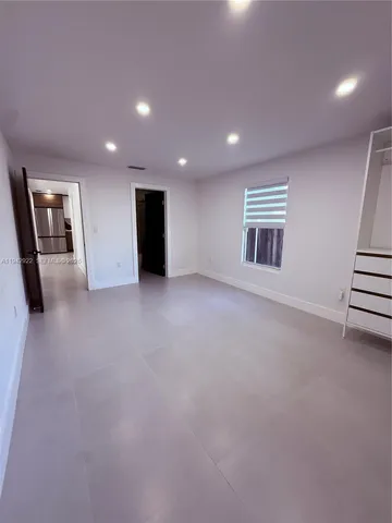 an empty room with windows and pillars in it