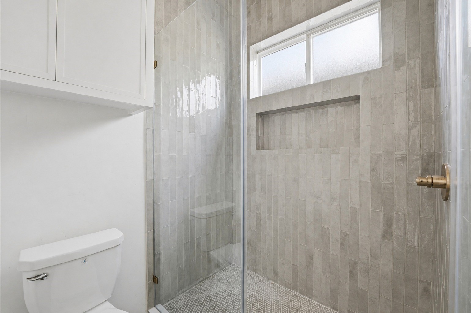 609 East 25th Street Houston, TX 77008 - Photo 11 of 42 Full bathroom with a shower for the guest suite.