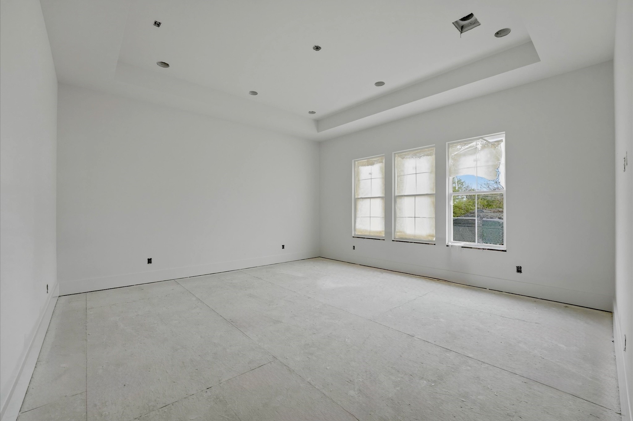 609 East 25th Street Houston, TX 77008 - Photo 12 of 42 Primary bedroom features a tray ceiling that adds architectural style.