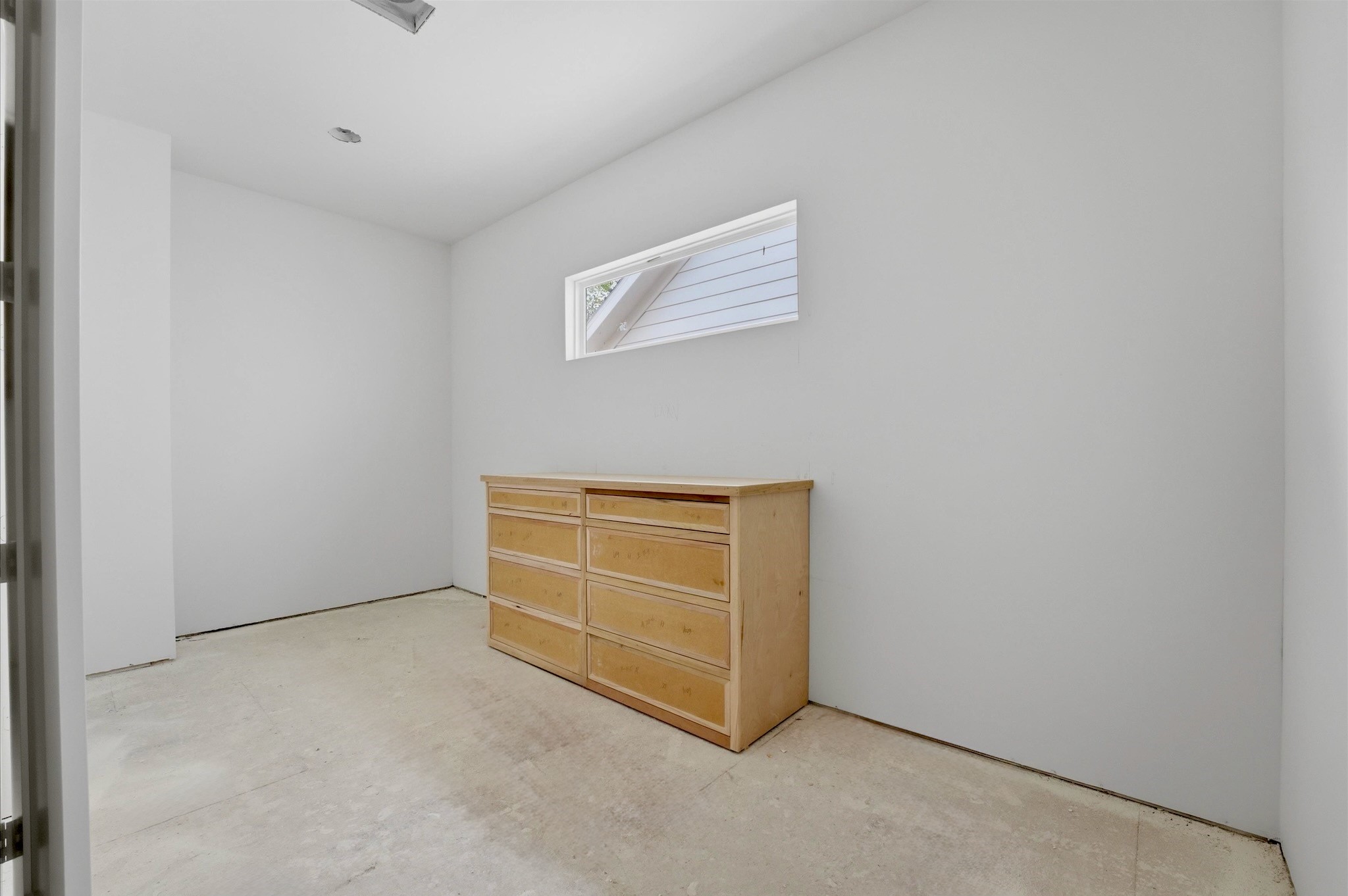 609 East 25th Street Houston, TX 77008 - Photo 16 of 42 Huge primary closet with a built-in dresser.