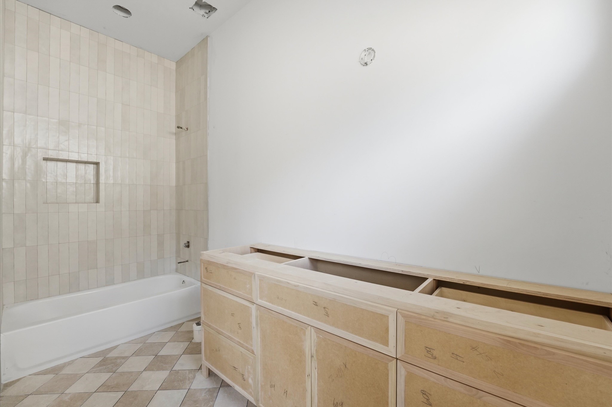 609 East 25th Street Houston, TX 77008 - Photo 20 of 42 The second ensuite bathroom has a tub/shower combo, quartz countertops and shaker cabinets.