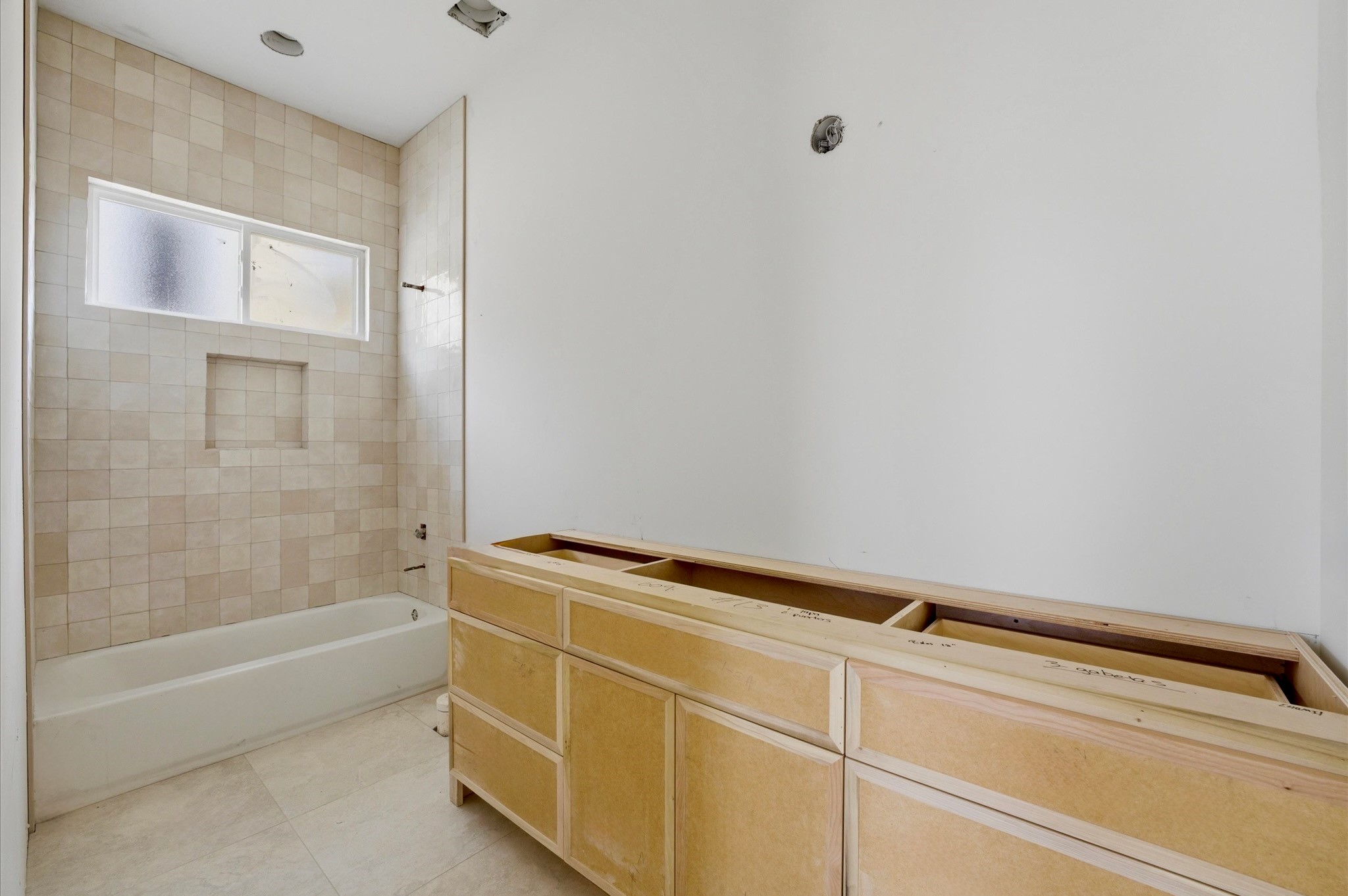 609 East 25th Street Houston, TX 77008 - Photo 23 of 42 Ensuite bathroom for the third bedroom offers a vanity with quartz countertops, shaker cabinets and a tub/shower combo.