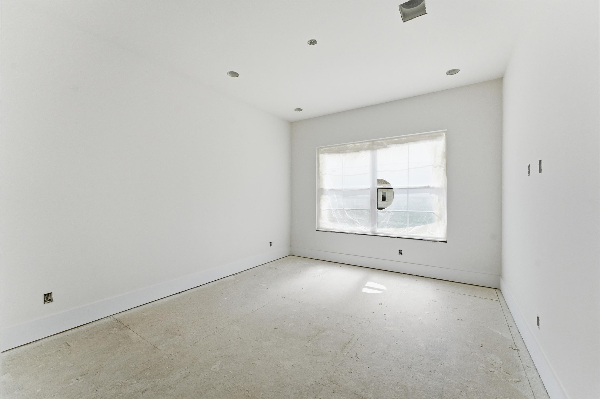 609 East 25th Street Houston, TX 77008 - Photo 25 of 42 Bedroom four offers plenty of space and has natural light.