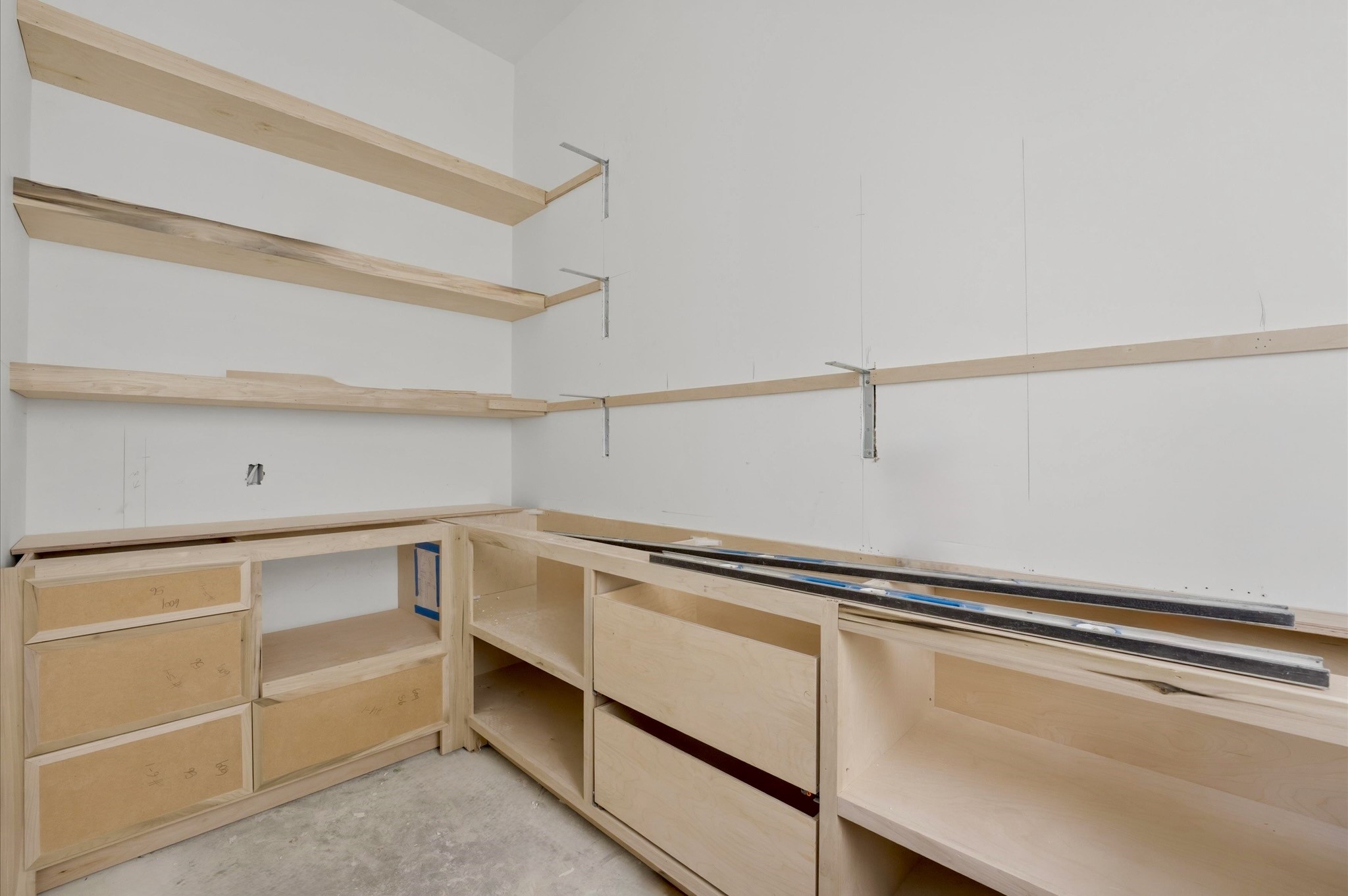 609 East 25th Street Houston, TX 77008 - Photo 29 of 42 Walk-in pantry adjacent to the kitchen.