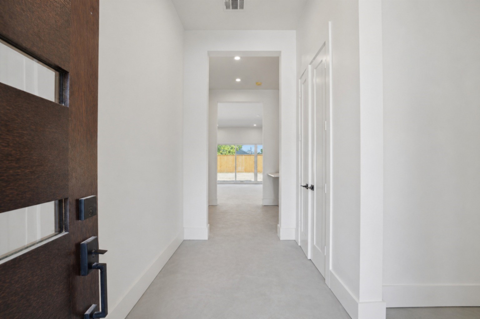 609 East 25th Street Houston, TX 77008 - Photo 36 of 42 Step inside this well-designed home on a quiet street in the Heights.