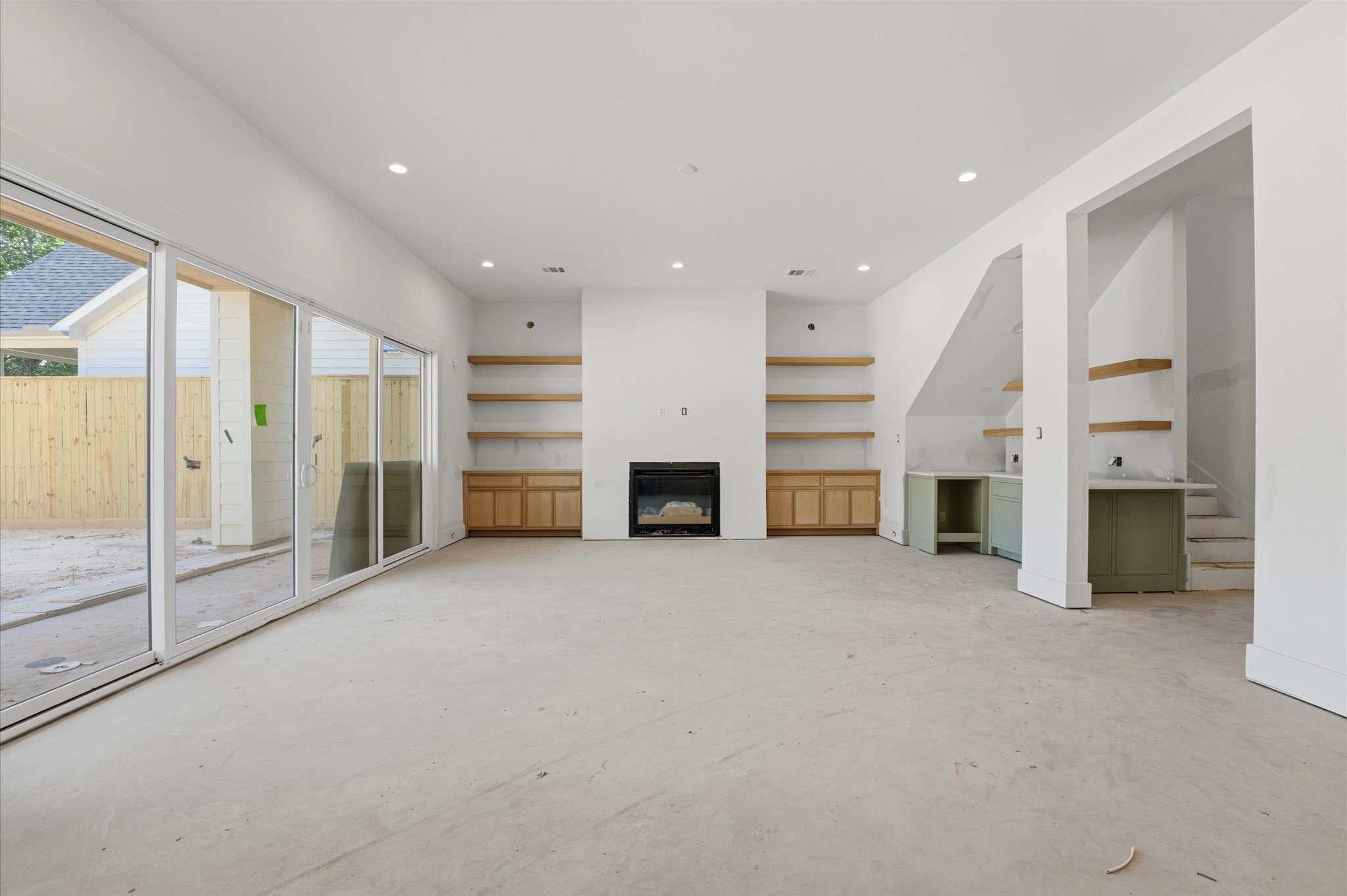 609 East 25th Street Houston, TX 77008 - Photo 6 of 42 Spacious living area with built-ins offers a dry bar for entertaining.
