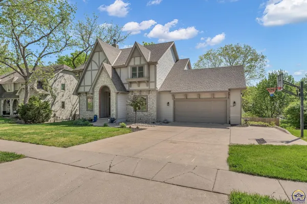 $545,000 | 1116 Oak Tree Drive, Lawrence, KS 66049