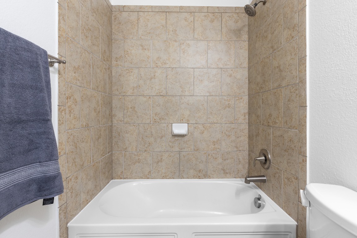5621 Little Theater Bend Austin, TX 78747 - Photo 22 of 38 a bathroom with a bathtub