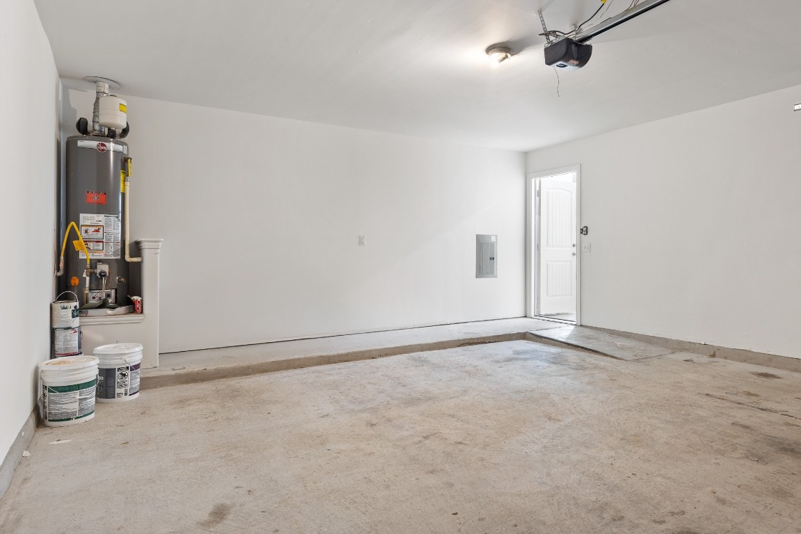 5621 Little Theater Bend Austin, TX 78747 - Photo 38 of 38 an empty room with closet and windows