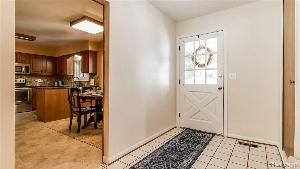 5097 Aintree Court Rochester, MI 48306 - Photo 3 of 41 Interiors (2 of 48).jpg