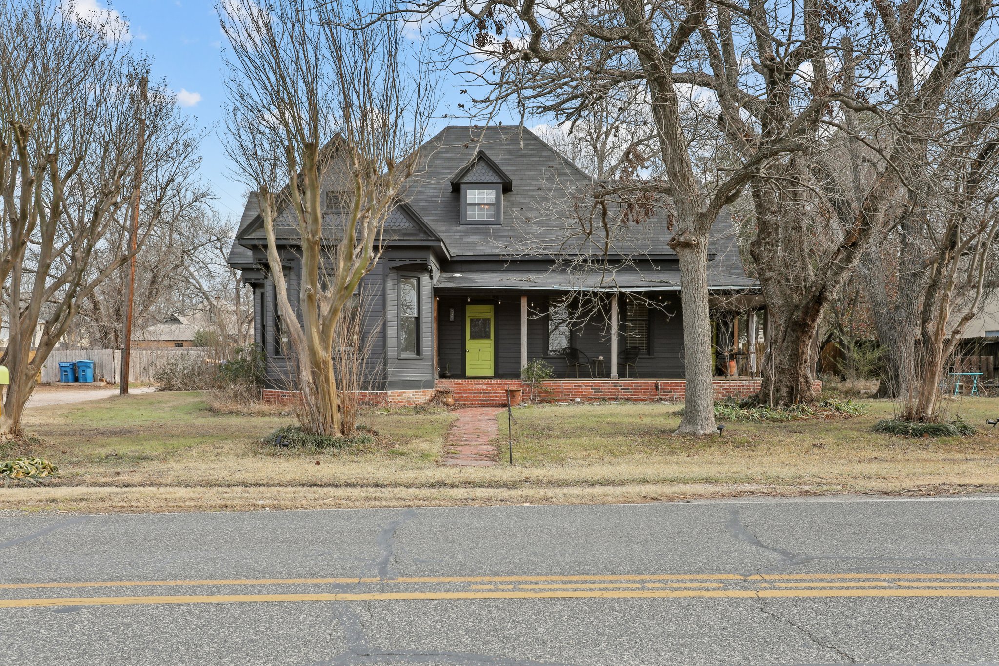 View of front of home featuring a porch, a front lawn, and roof with shingles