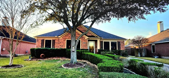 $390,000 | 112 Sandstone Bend Lane, Dickinson, TX 77539