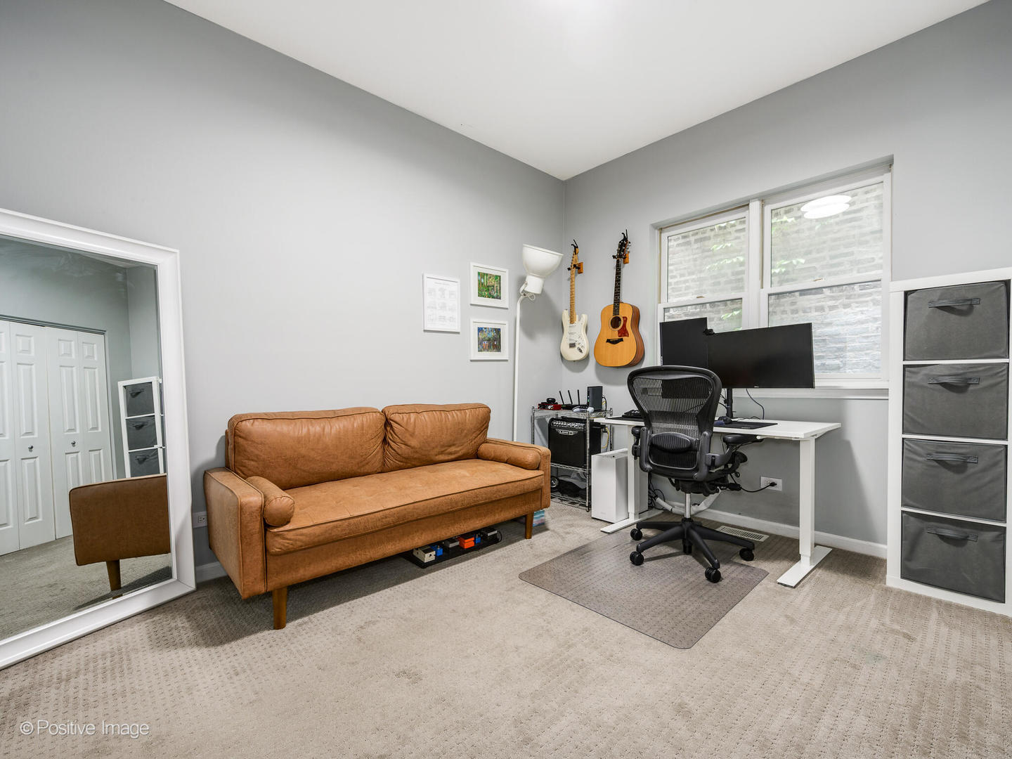 4315 North Kenmore Avenue, Unit 1N Chicago, IL 60613 - Photo 16 of 27 a livingroom with workspace and a couch
