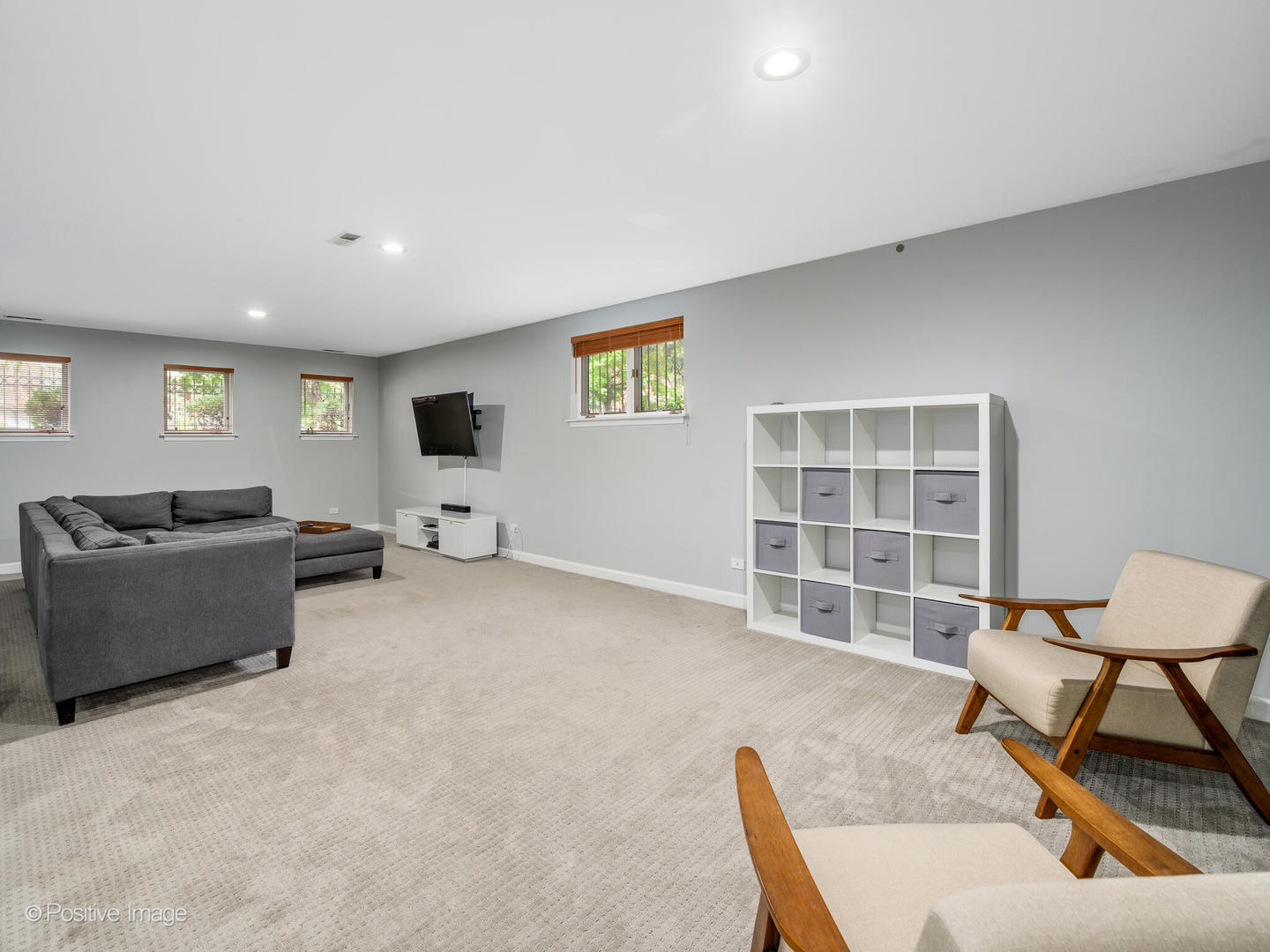 4315 North Kenmore Avenue, Unit 1N Chicago, IL 60613 - Photo 18 of 27 a living room with furniture and a flat screen tv