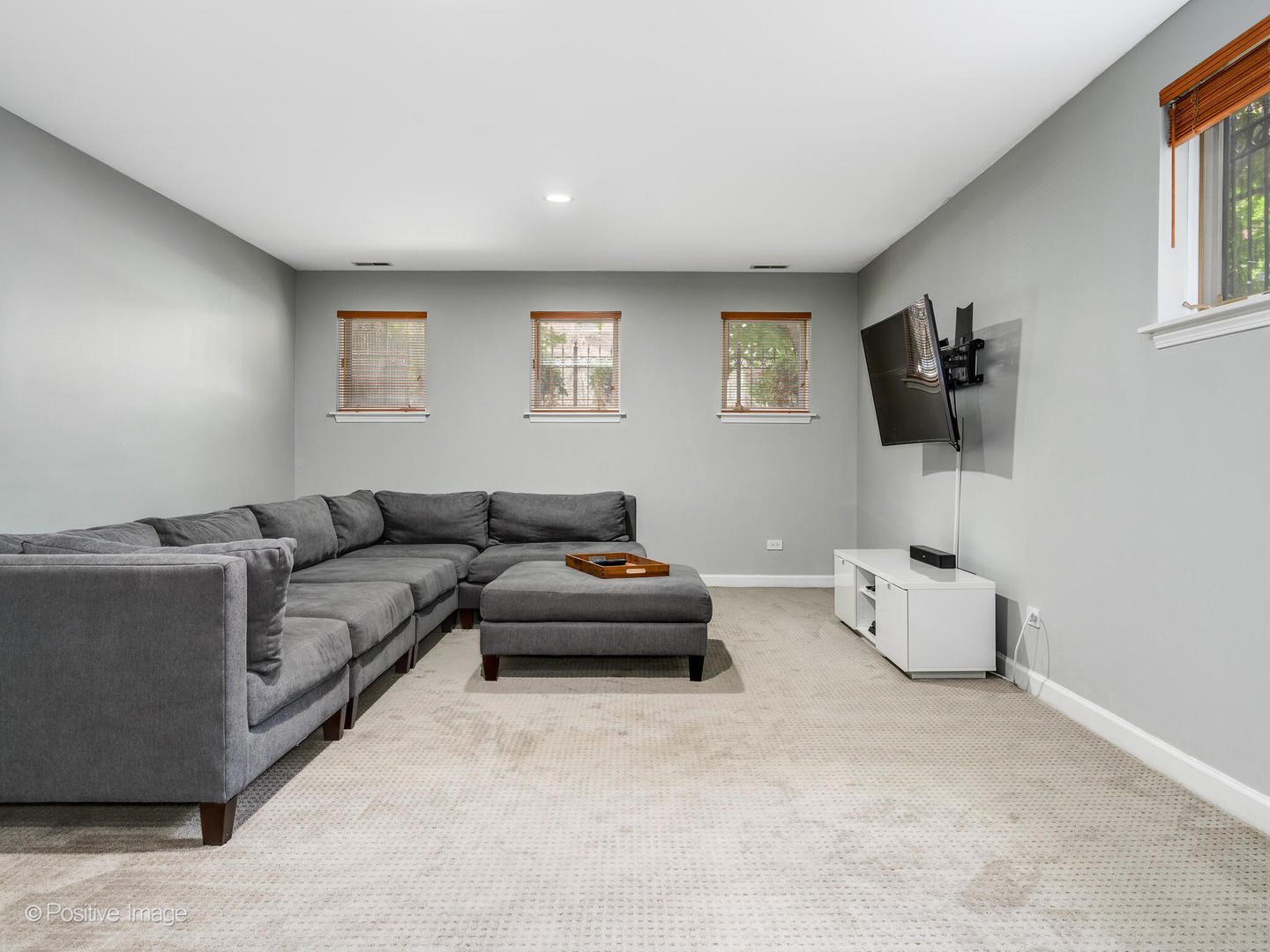 4315 North Kenmore Avenue, Unit 1N Chicago, IL 60613 - Photo 20 of 27 a living room with furniture and a window