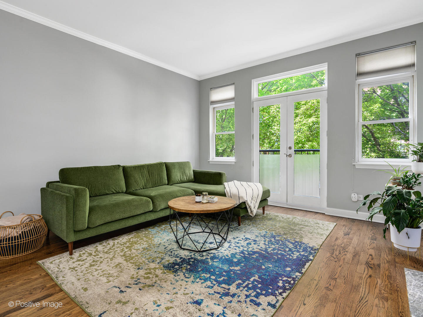 4315 North Kenmore Avenue, Unit 1N Chicago, IL 60613 - Photo 6 of 27 a living room with furniture and a large window
