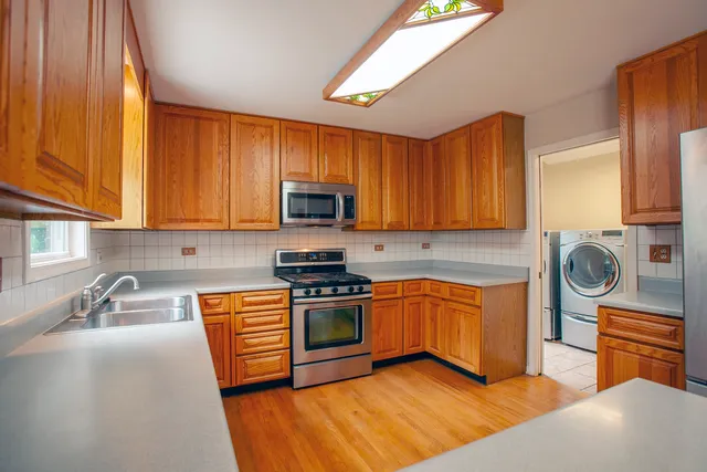 $550,000 | 2705 Colonial Drive, Elgin, IL 60124